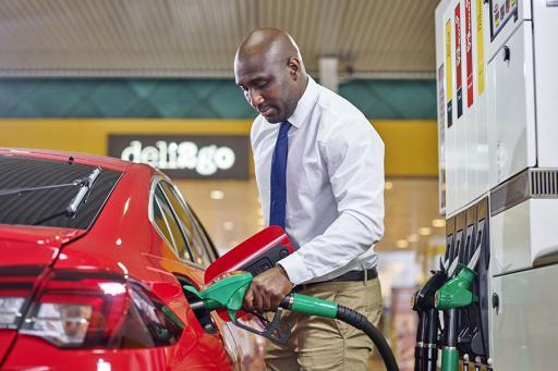 Shell Fuel savings, man filling his car with gas